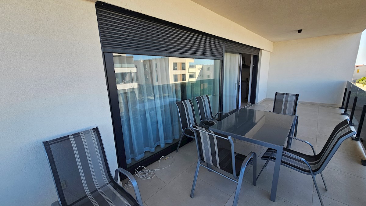 Veliko stanovanje na mirni lokaciji s pogledom na morje