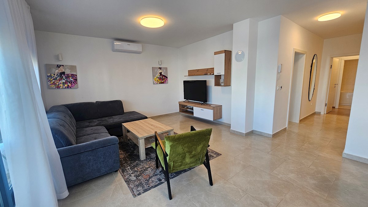 Veliko stanovanje na mirni lokaciji s pogledom na morje