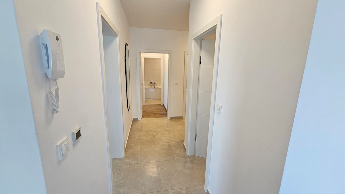 Veliko stanovanje na mirni lokaciji s pogledom na morje