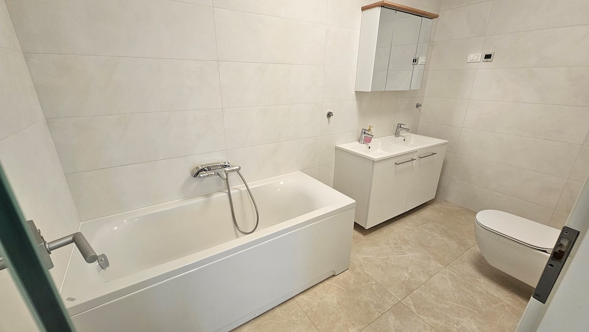 Veliko stanovanje na mirni lokaciji s pogledom na morje