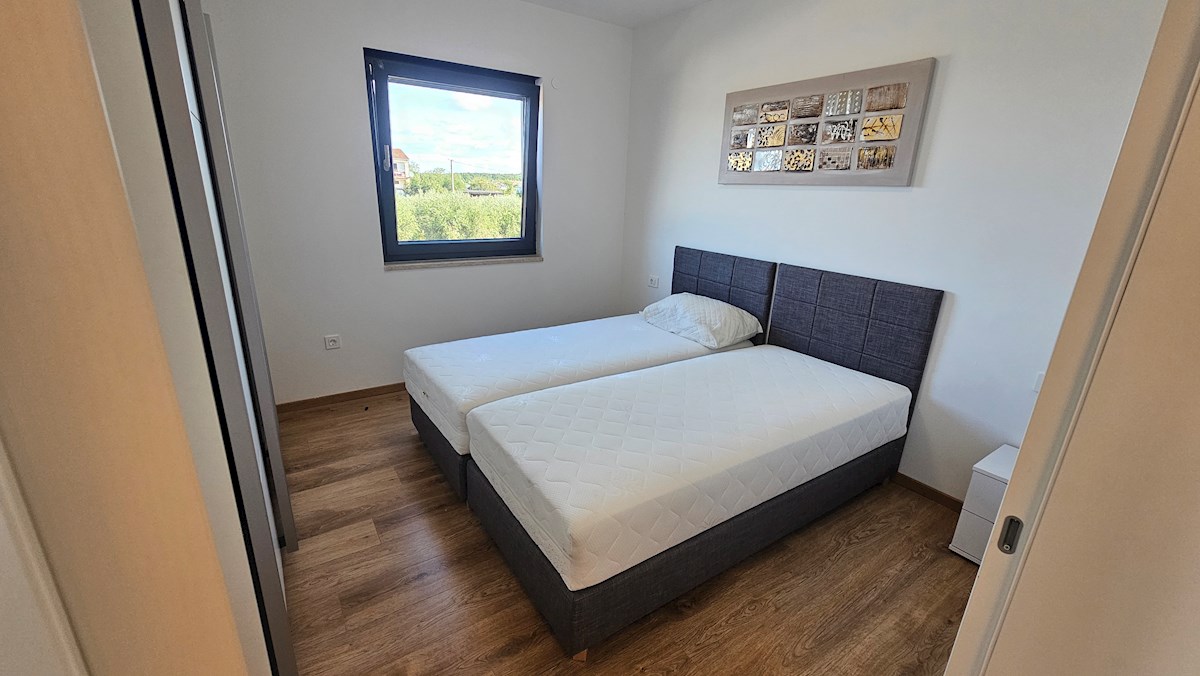 Veliko stanovanje na mirni lokaciji s pogledom na morje