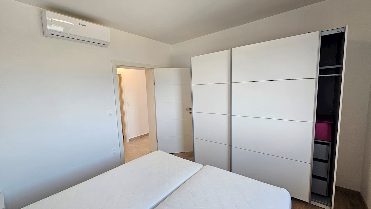 Veliko stanovanje na mirni lokaciji s pogledom na morje