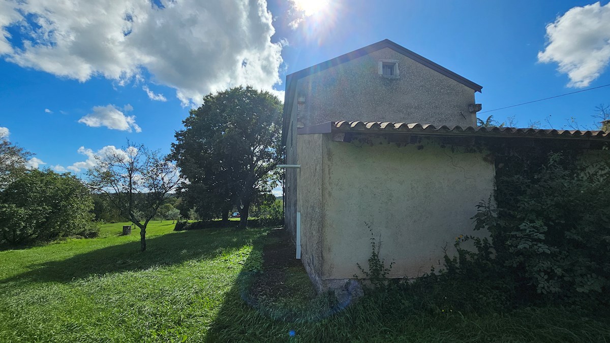 Pristna Istrska Stancija z Dvema Kamnitima Hišama in Pogledom na Naravo