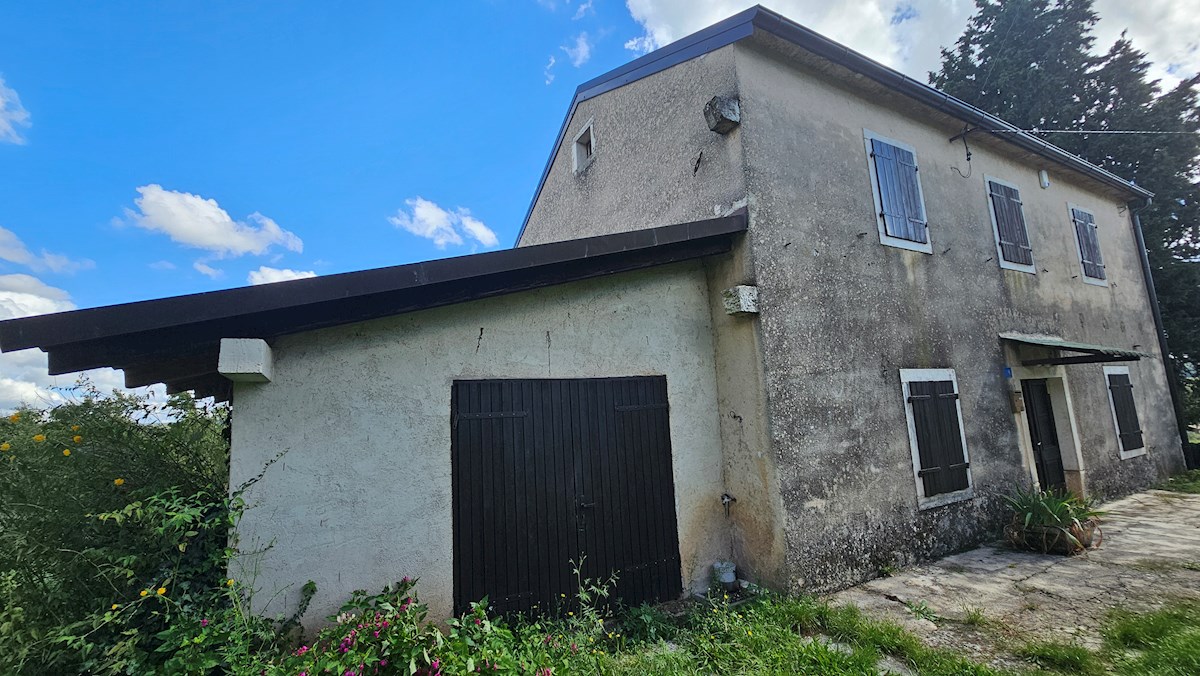 Pristna Istrska Stancija z Dvema Kamnitima Hišama in Pogledom na Naravo