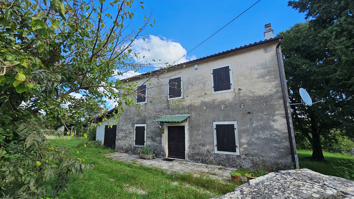 Pristna Istrska Stancija z Dvema Kamnitima Hišama in Pogledom na Naravo