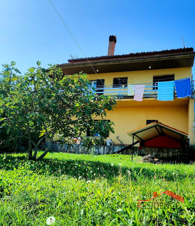 Pazin, hiša s čudovitim pogledom na goro Učko