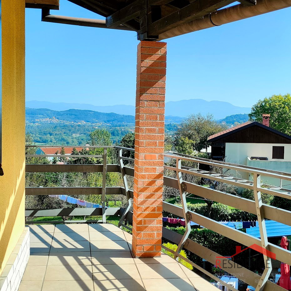 Pazin, hiša s čudovitim pogledom na goro Učko