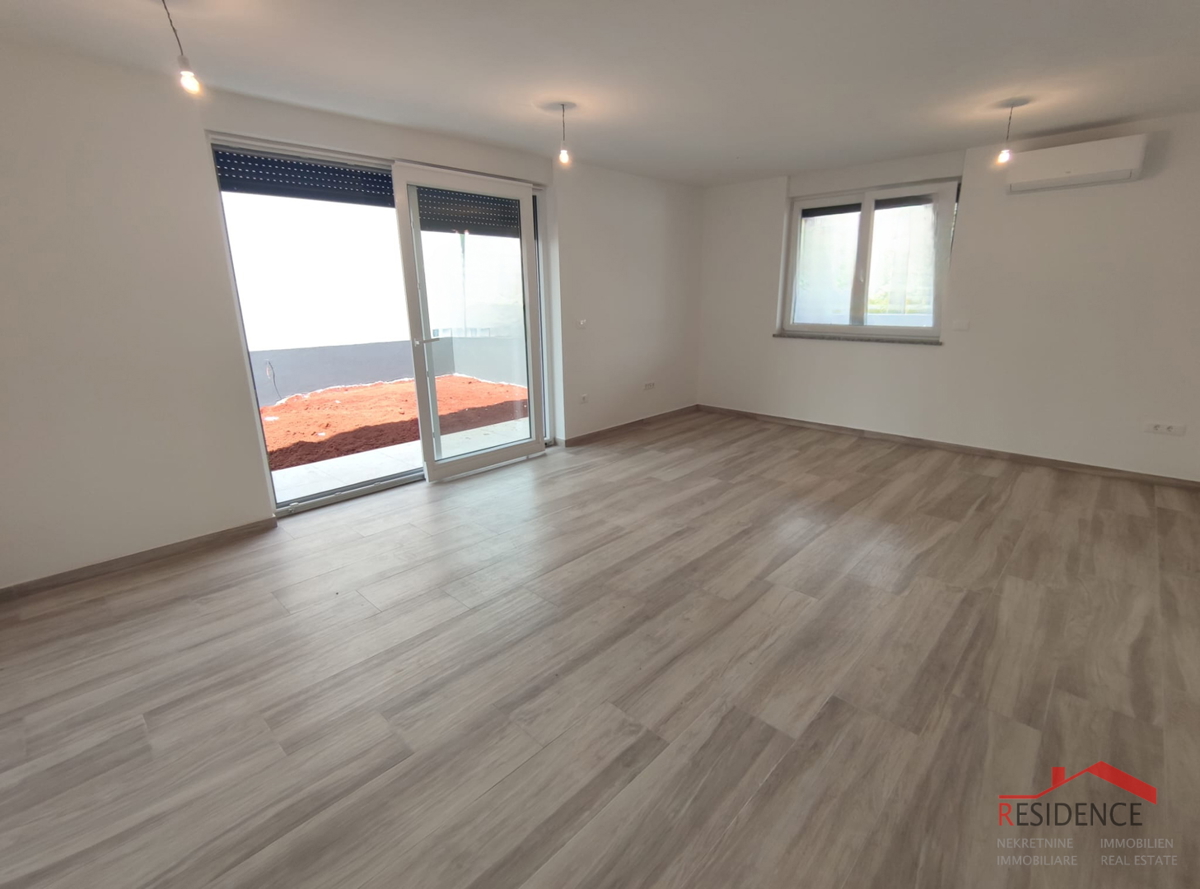 Medulin, pritlični apartma z vrtom