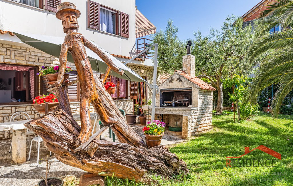 Apartma v Premanturi, pritličje, dvorišče, 3 parkirna mesta