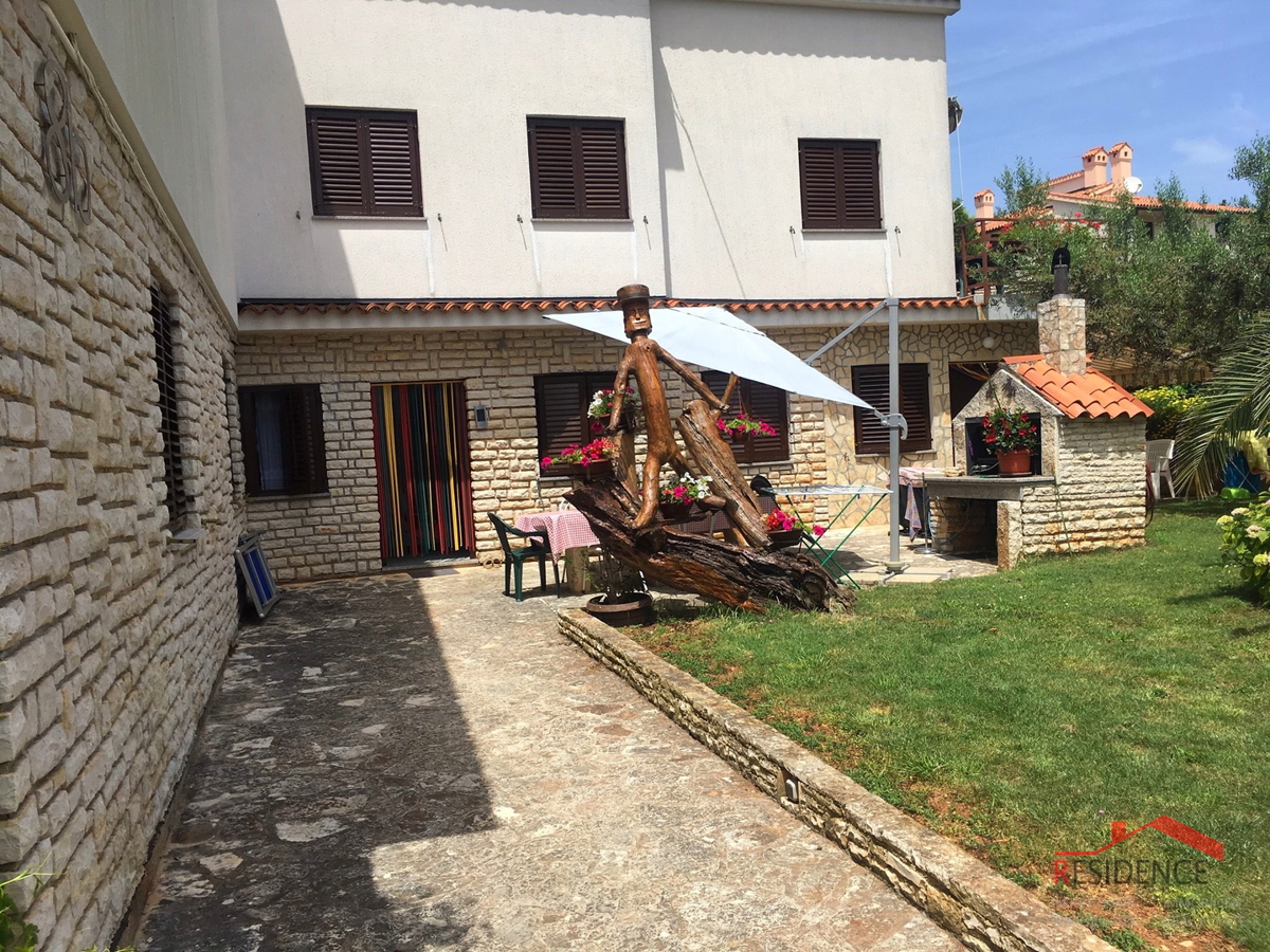 Apartma v Premanturi, pritličje, dvorišče, 3 parkirna mesta