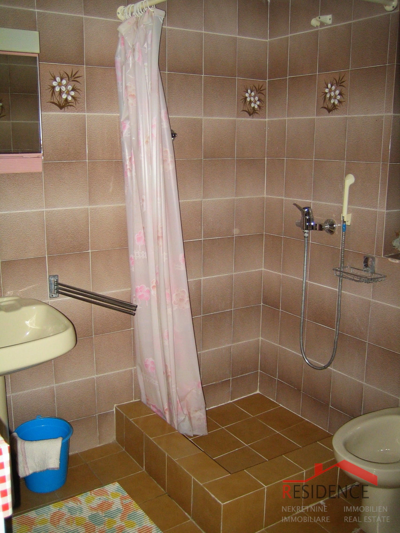 Apartma v Premanturi, pritličje, dvorišče, 3 parkirna mesta