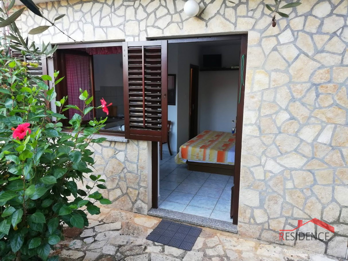Apartma v Premanturi, pritličje, dvorišče, 3 parkirna mesta