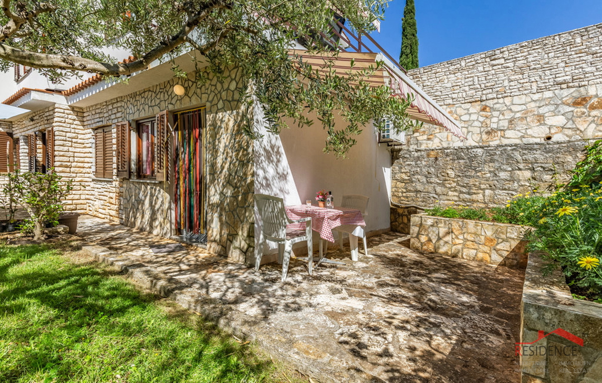 Apartma v Premanturi, pritličje, dvorišče, 3 parkirna mesta