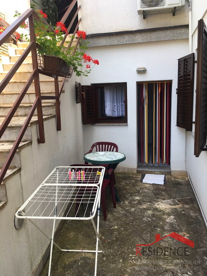 Apartma v Premanturi, pritličje, dvorišče, 3 parkirna mesta