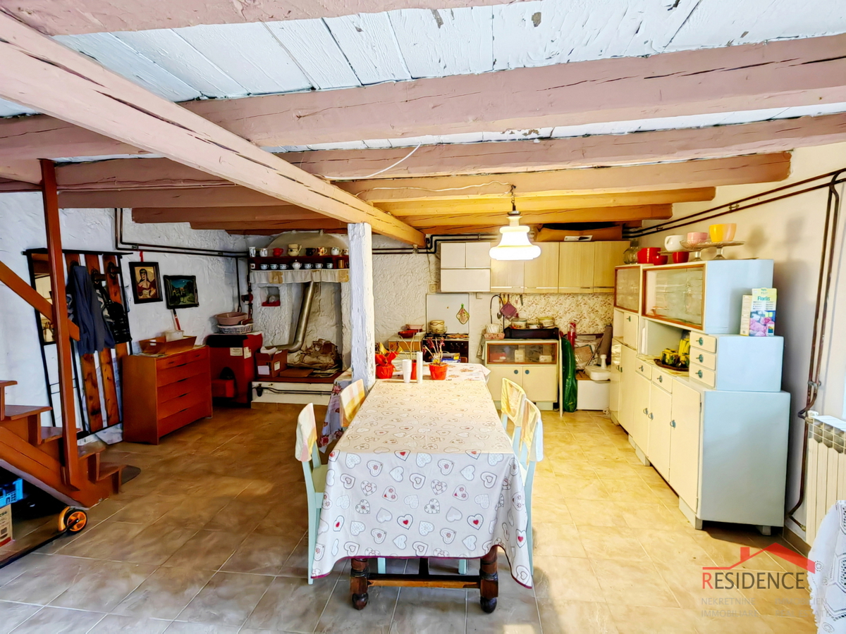 Galižana, hiša v centru z garažo