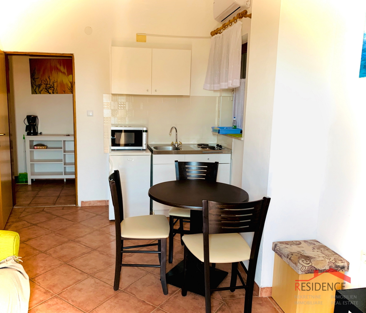 BANJOLE, HIŠA Z APARTMAJI IN RESTAVRACIJO, BAZEN
