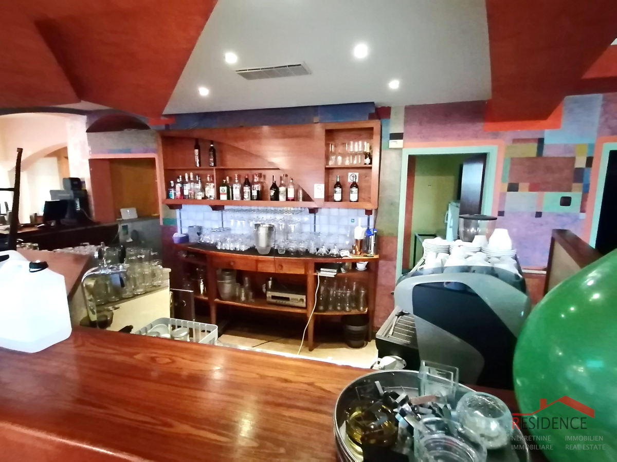 BANJOLE, HIŠA Z APARTMAJI IN RESTAVRACIJO, BAZEN