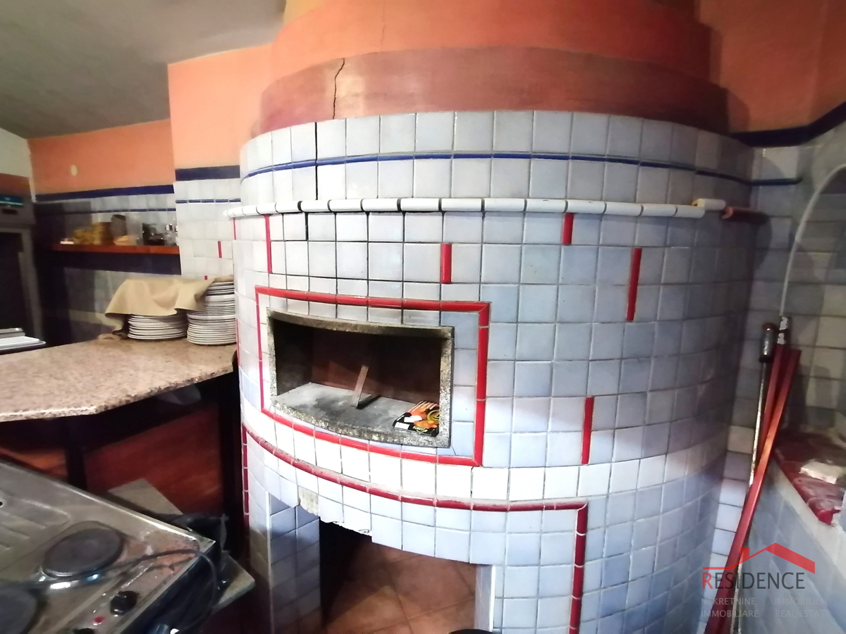 BANJOLE, HIŠA Z APARTMAJI IN RESTAVRACIJO, BAZEN