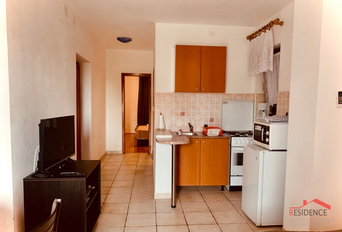 BANJOLE, HIŠA Z APARTMAJI IN RESTAVRACIJO, BAZEN