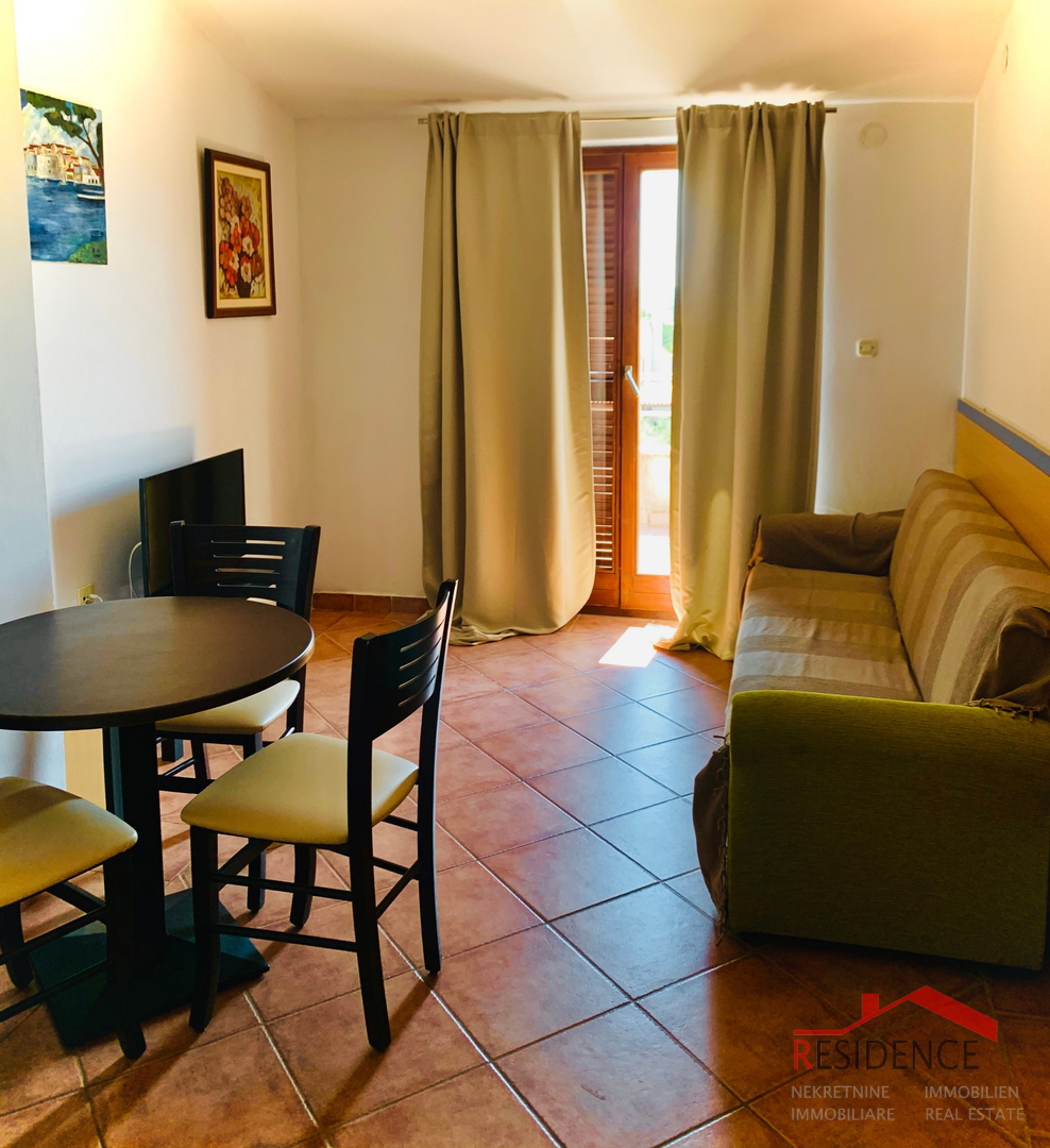 BANJOLE, HIŠA Z APARTMAJI IN RESTAVRACIJO, BAZEN