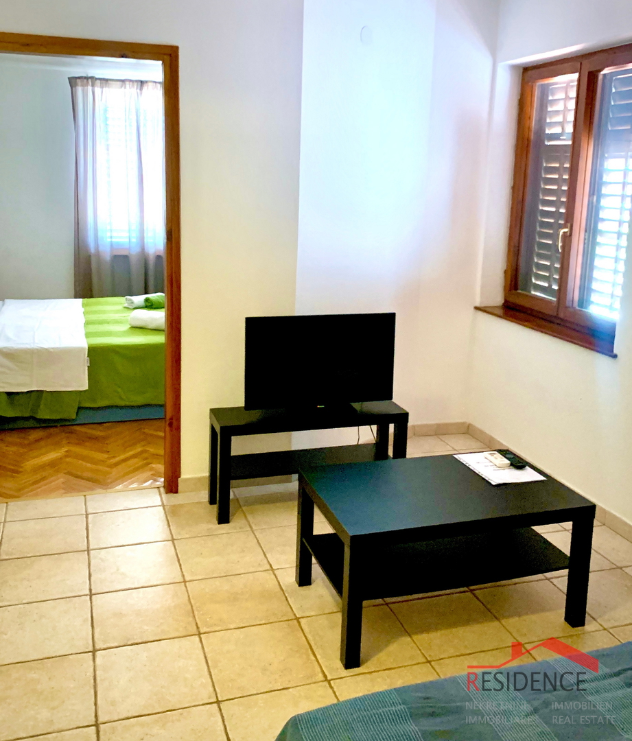 BANJOLE, HIŠA Z APARTMAJI IN RESTAVRACIJO, BAZEN