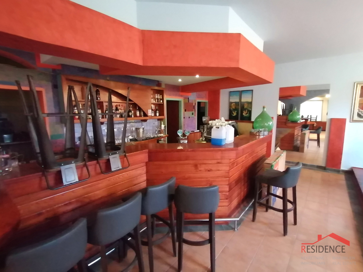BANJOLE, HIŠA Z APARTMAJI IN RESTAVRACIJO, BAZEN