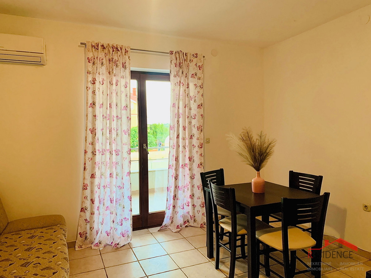 BANJOLE, HIŠA Z APARTMAJI IN RESTAVRACIJO, BAZEN