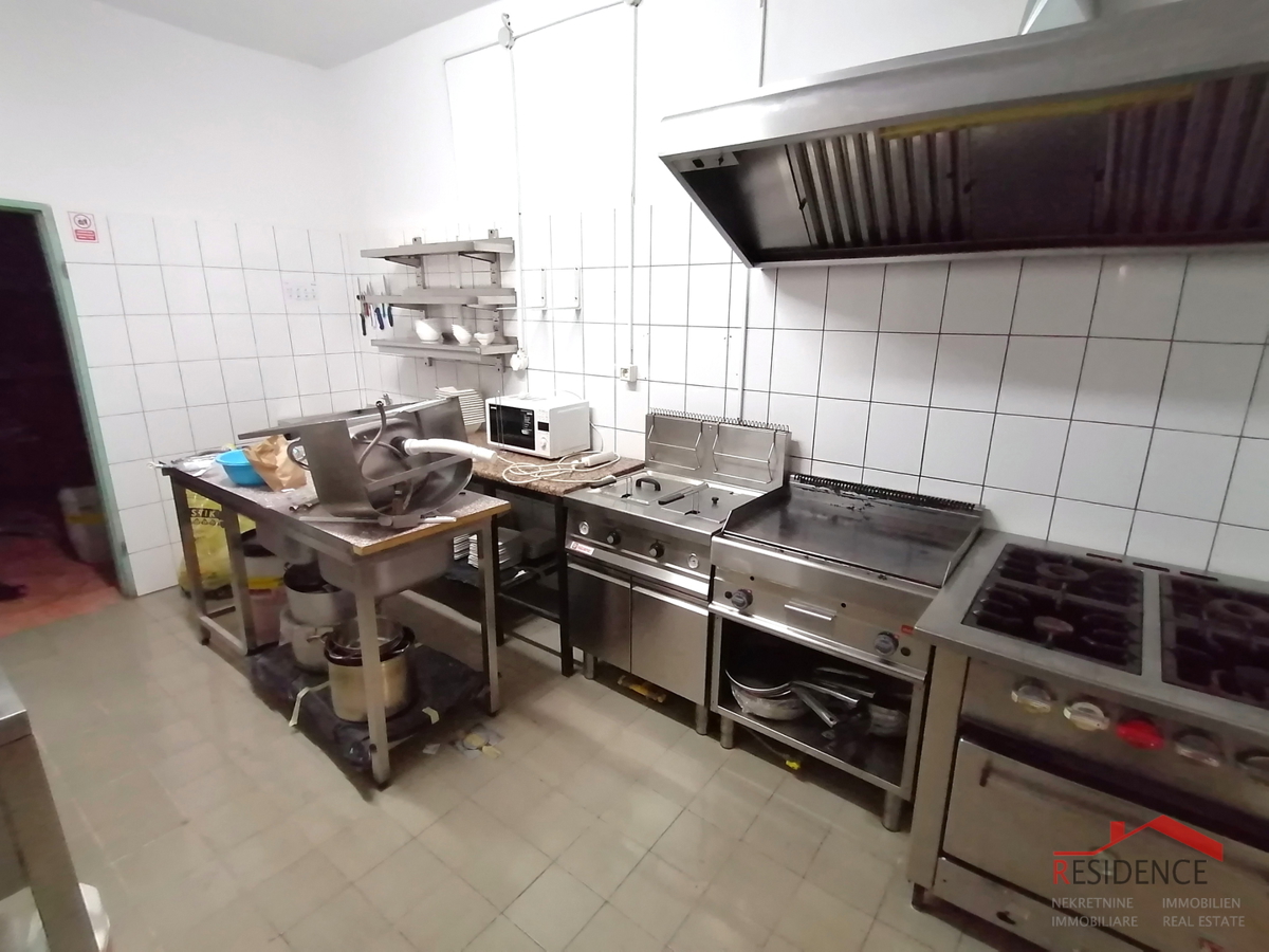 BANJOLE, HIŠA Z APARTMAJI IN RESTAVRACIJO, BAZEN