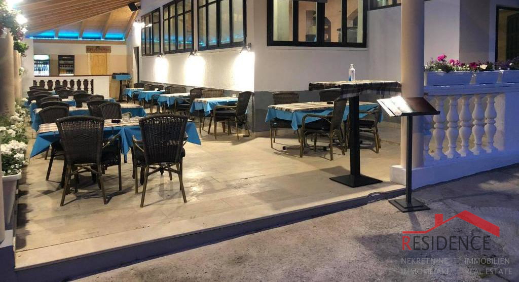 BANJOLE, HIŠA Z APARTMAJI IN RESTAVRACIJO, BAZEN