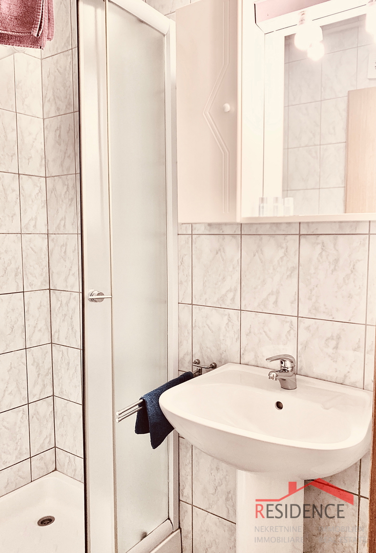 BANJOLE, HIŠA Z APARTMAJI IN RESTAVRACIJO, BAZEN