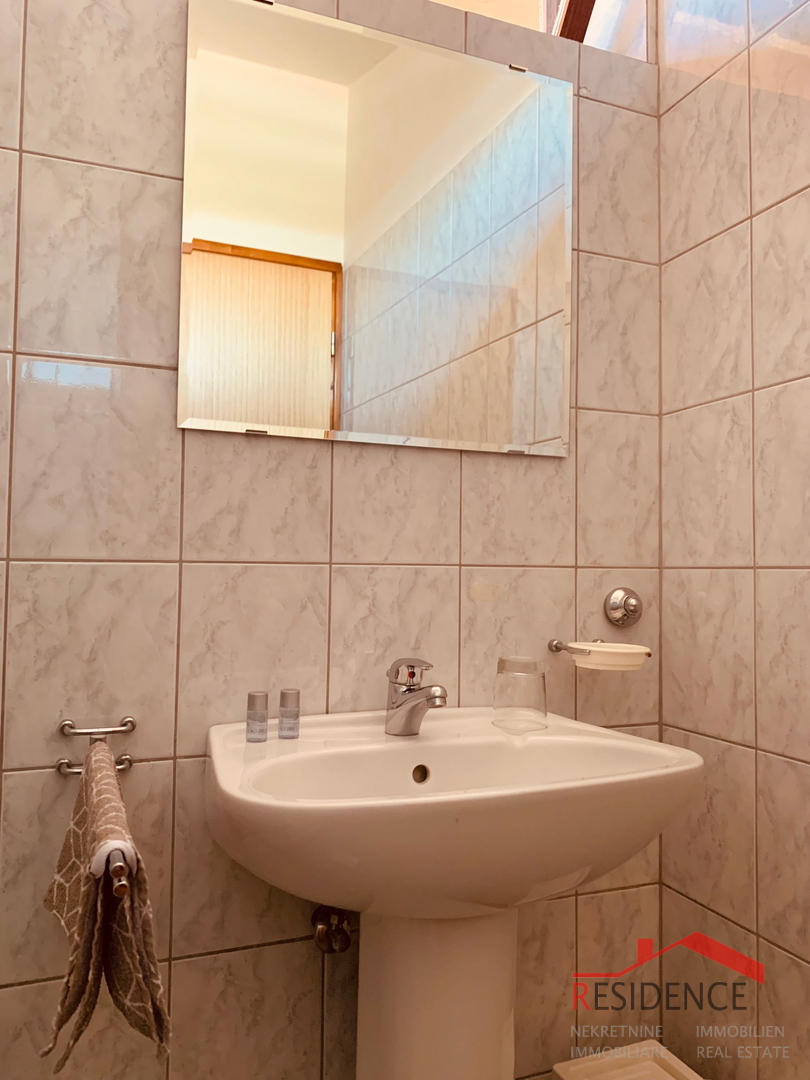 BANJOLE, HIŠA Z APARTMAJI IN RESTAVRACIJO, BAZEN