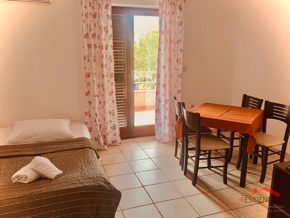 BANJOLE, HIŠA Z APARTMAJI IN RESTAVRACIJO, BAZEN