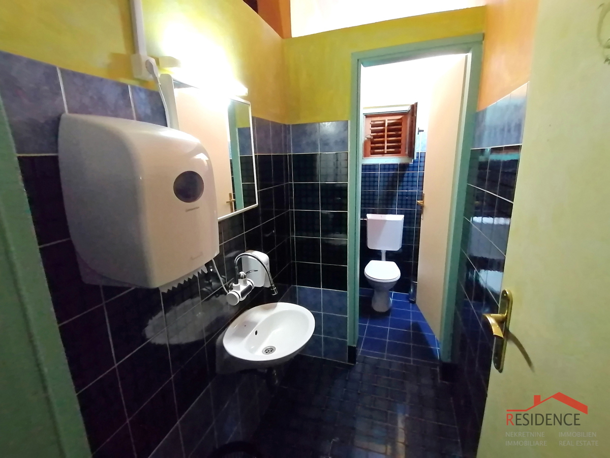 BANJOLE, HIŠA Z APARTMAJI IN RESTAVRACIJO, BAZEN