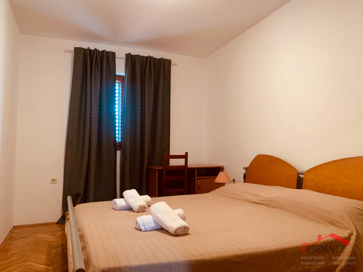 BANJOLE, HIŠA Z APARTMAJI IN RESTAVRACIJO, BAZEN