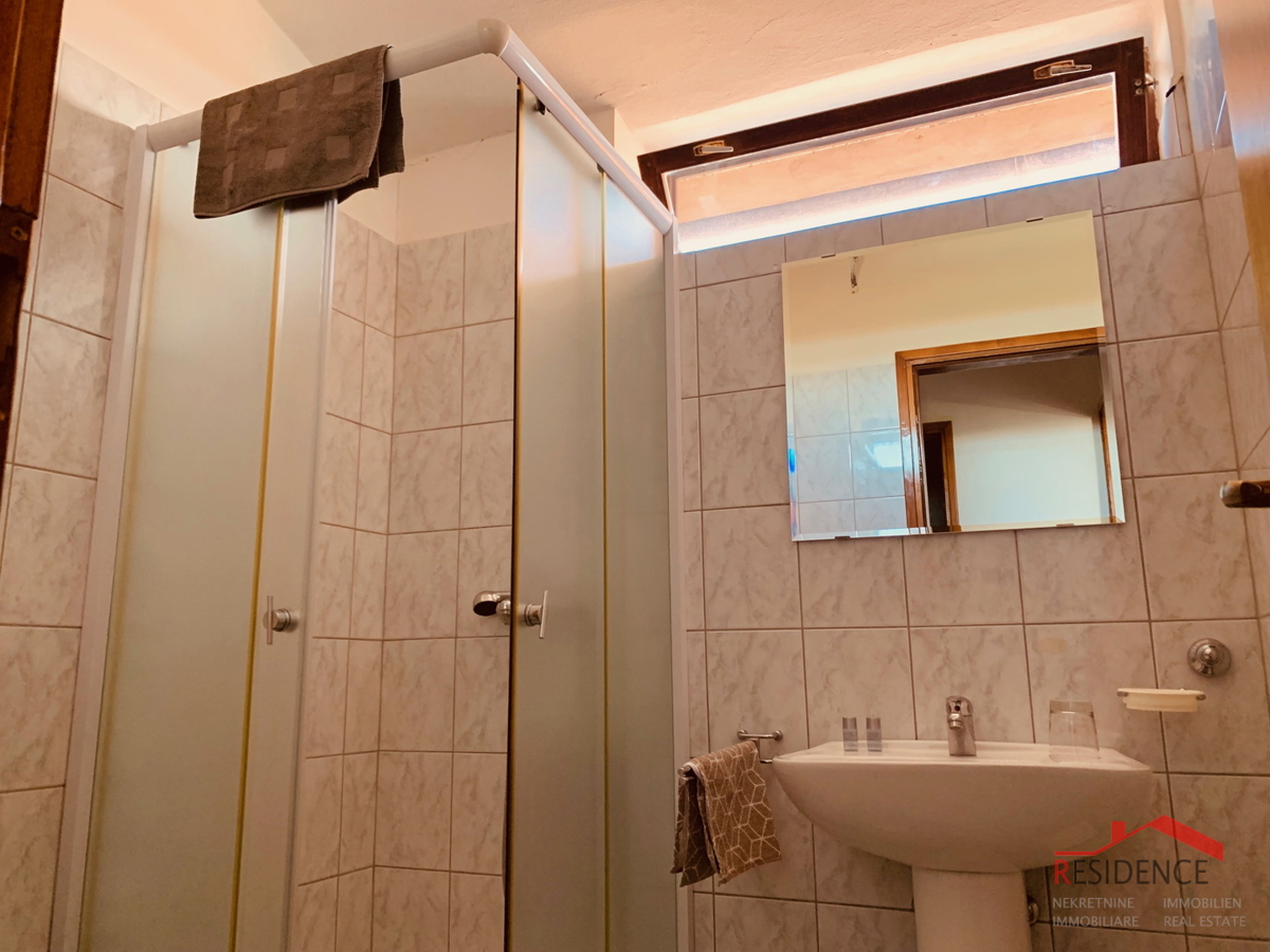 BANJOLE, HIŠA Z APARTMAJI IN RESTAVRACIJO, BAZEN