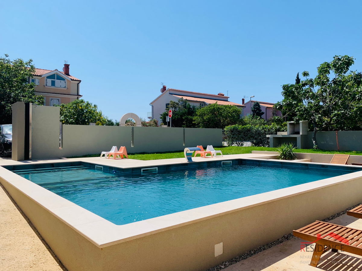 BANJOLE, HIŠA Z APARTMAJI IN RESTAVRACIJO, BAZEN