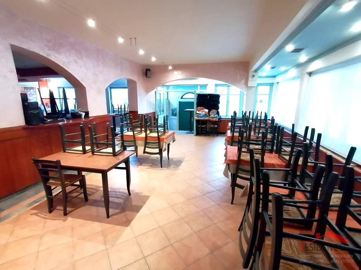 BANJOLE, HIŠA Z APARTMAJI IN RESTAVRACIJO, BAZEN