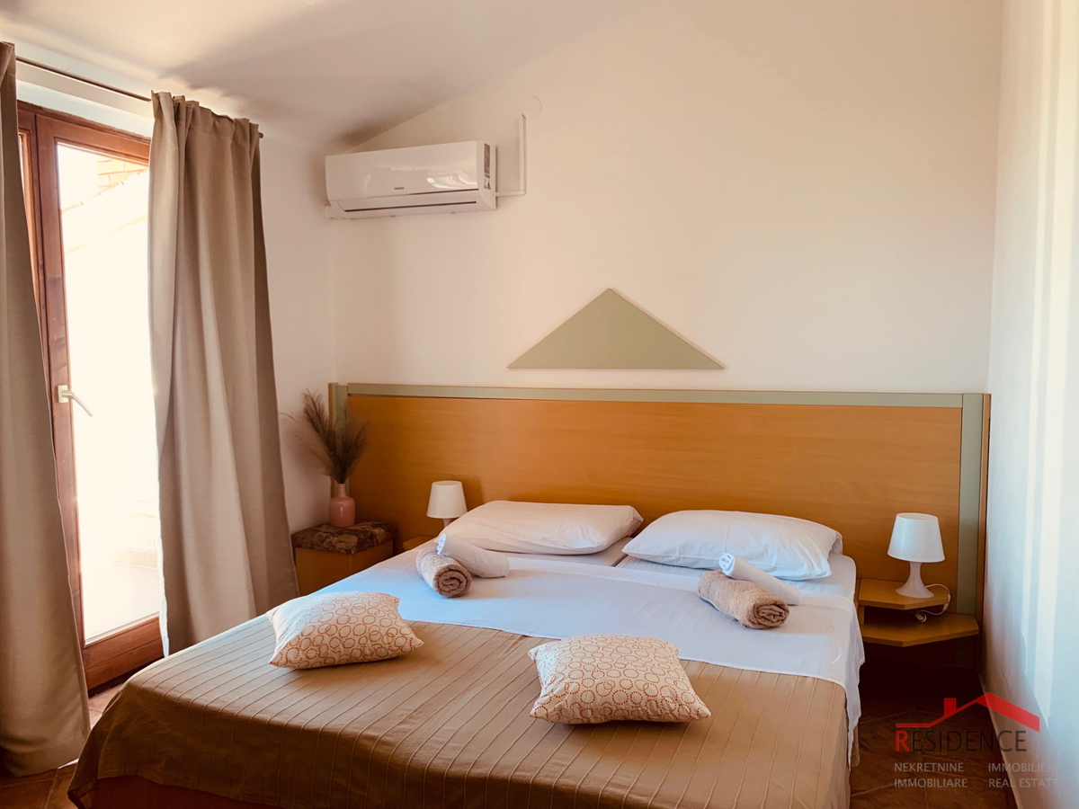 BANJOLE, HIŠA Z APARTMAJI IN RESTAVRACIJO, BAZEN