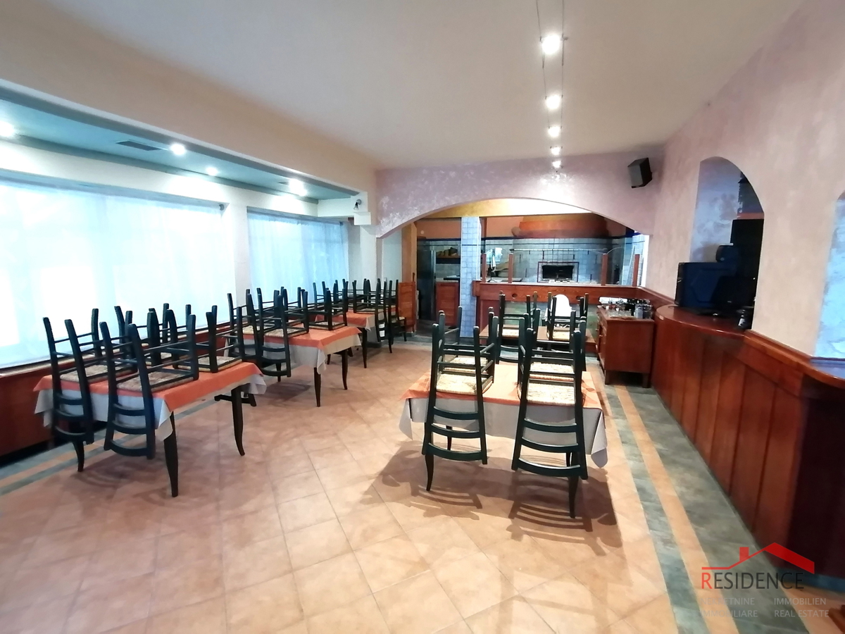 BANJOLE, HIŠA Z APARTMAJI IN RESTAVRACIJO, BAZEN