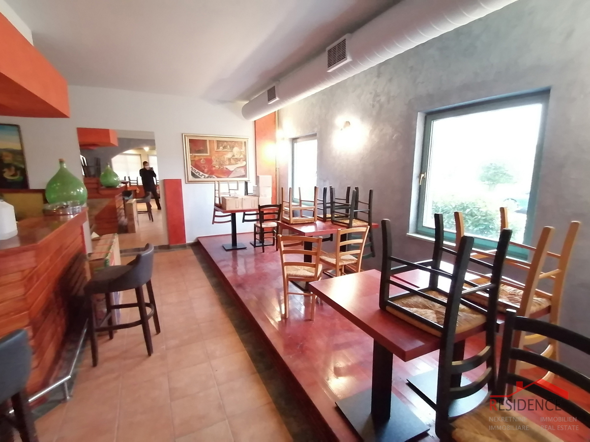 BANJOLE, HIŠA Z APARTMAJI IN RESTAVRACIJO, BAZEN
