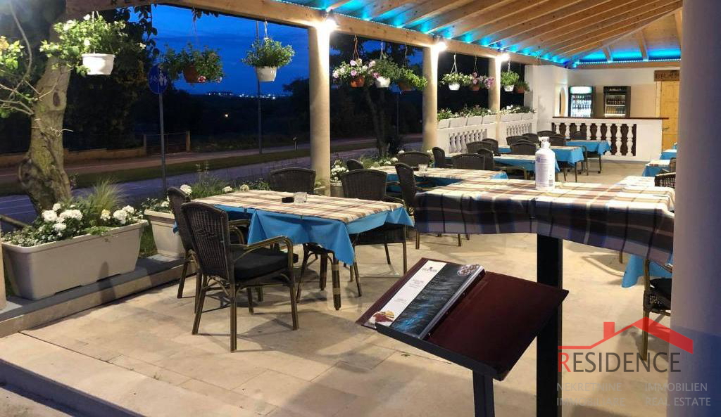 BANJOLE, HIŠA Z APARTMAJI IN RESTAVRACIJO, BAZEN