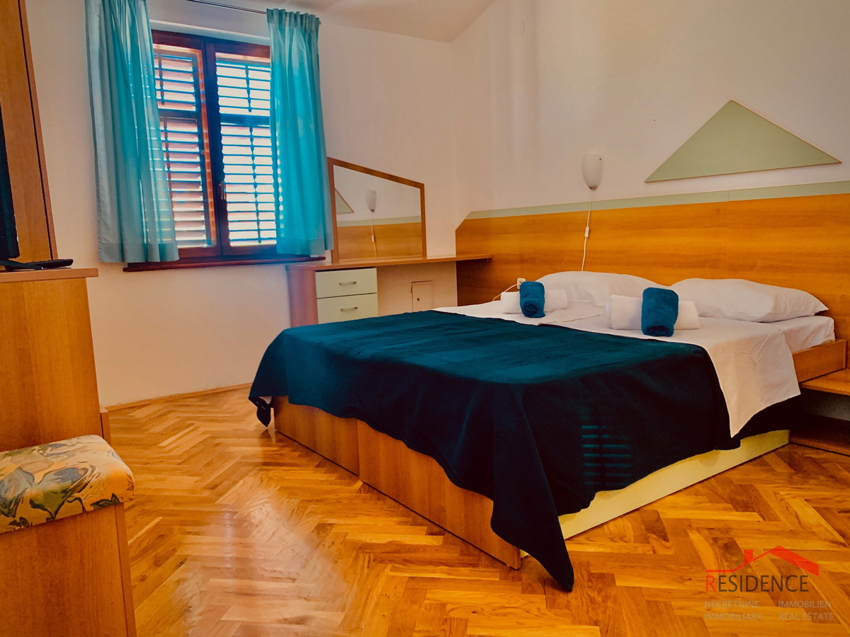 BANJOLE, HIŠA Z APARTMAJI IN RESTAVRACIJO, BAZEN