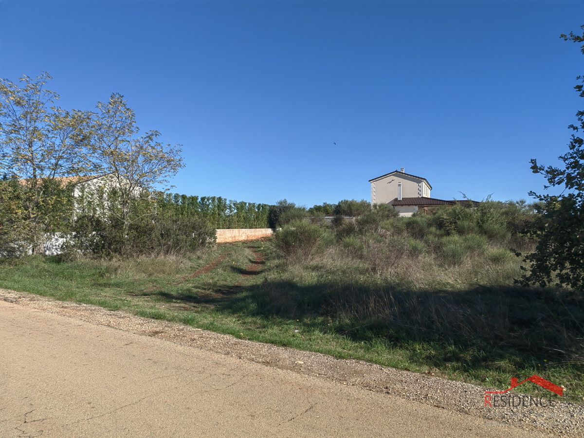 Radeki polje, zazidljivo zemljišče ob asfaltu