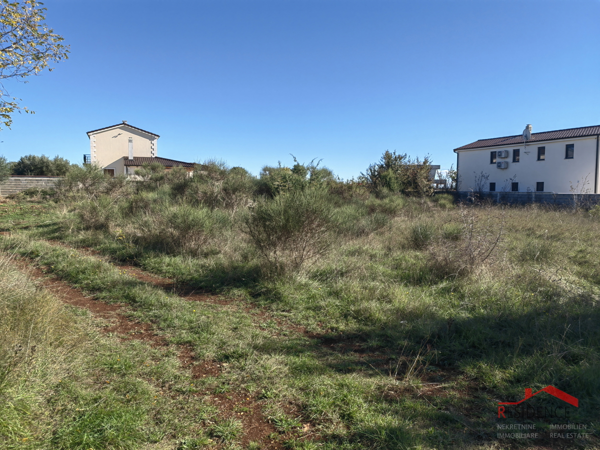 Radeki polje, zazidljivo zemljišče ob asfaltu