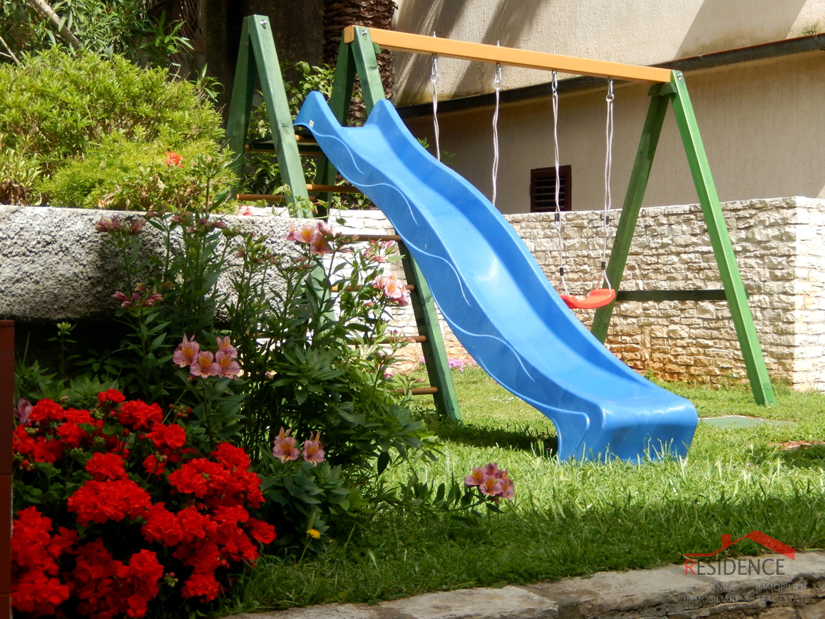 Lepa počitniška hiša z bazenom v Ližnjanu