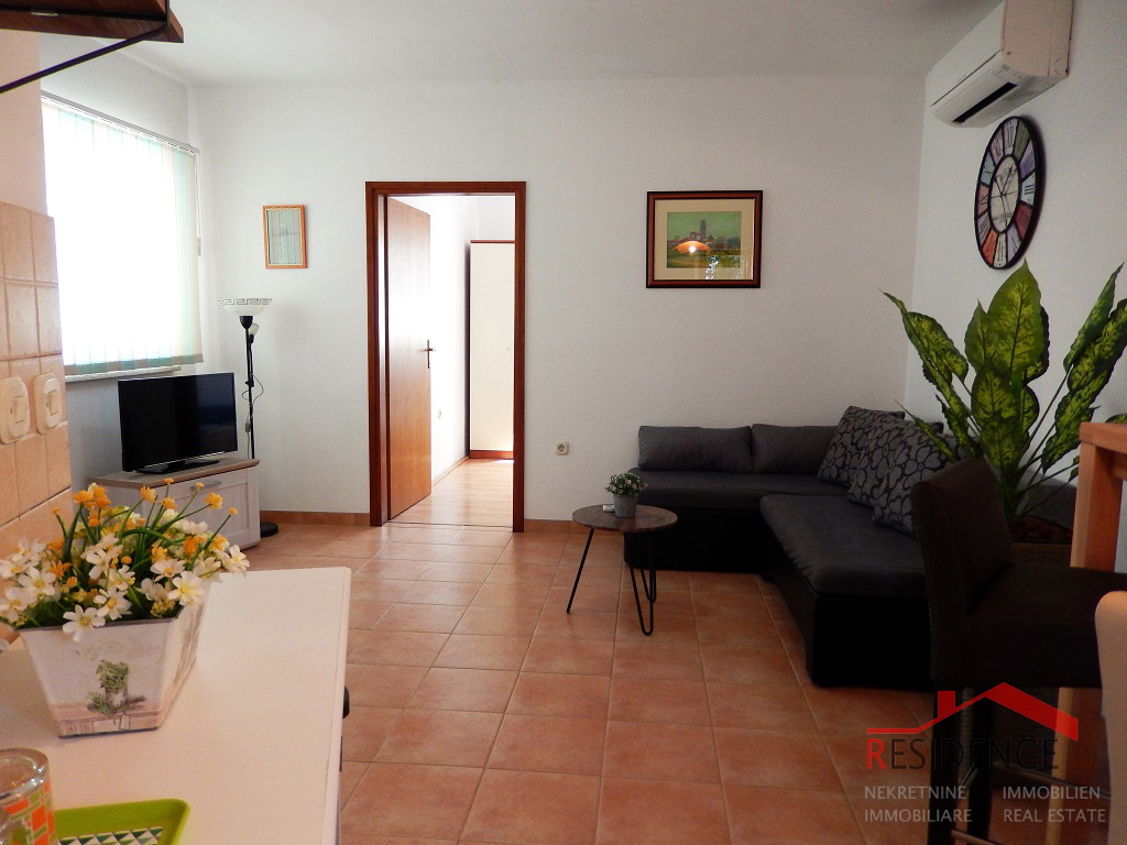 Lepa počitniška hiša z bazenom v Ližnjanu