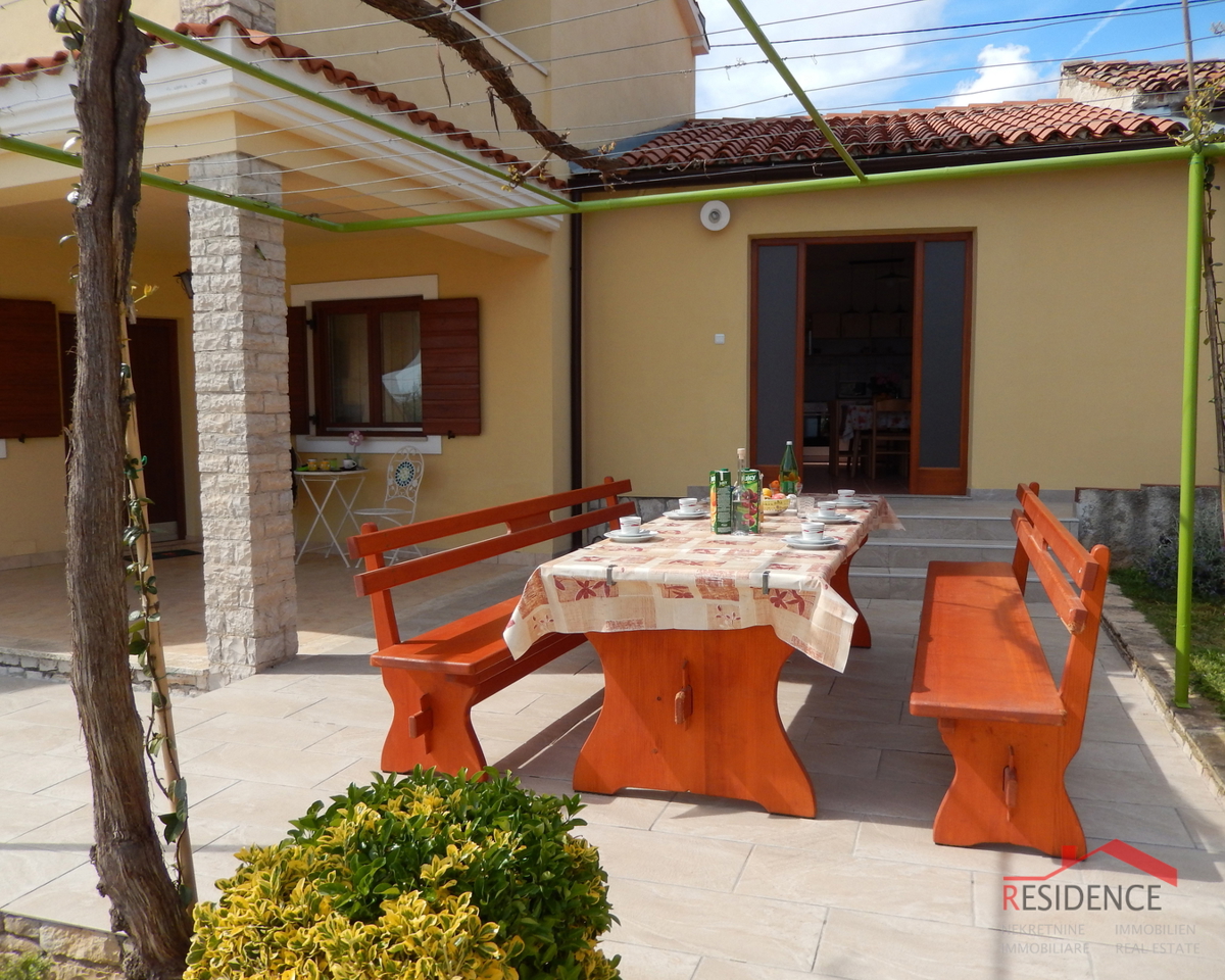 Lepa počitniška hiša z bazenom v Ližnjanu