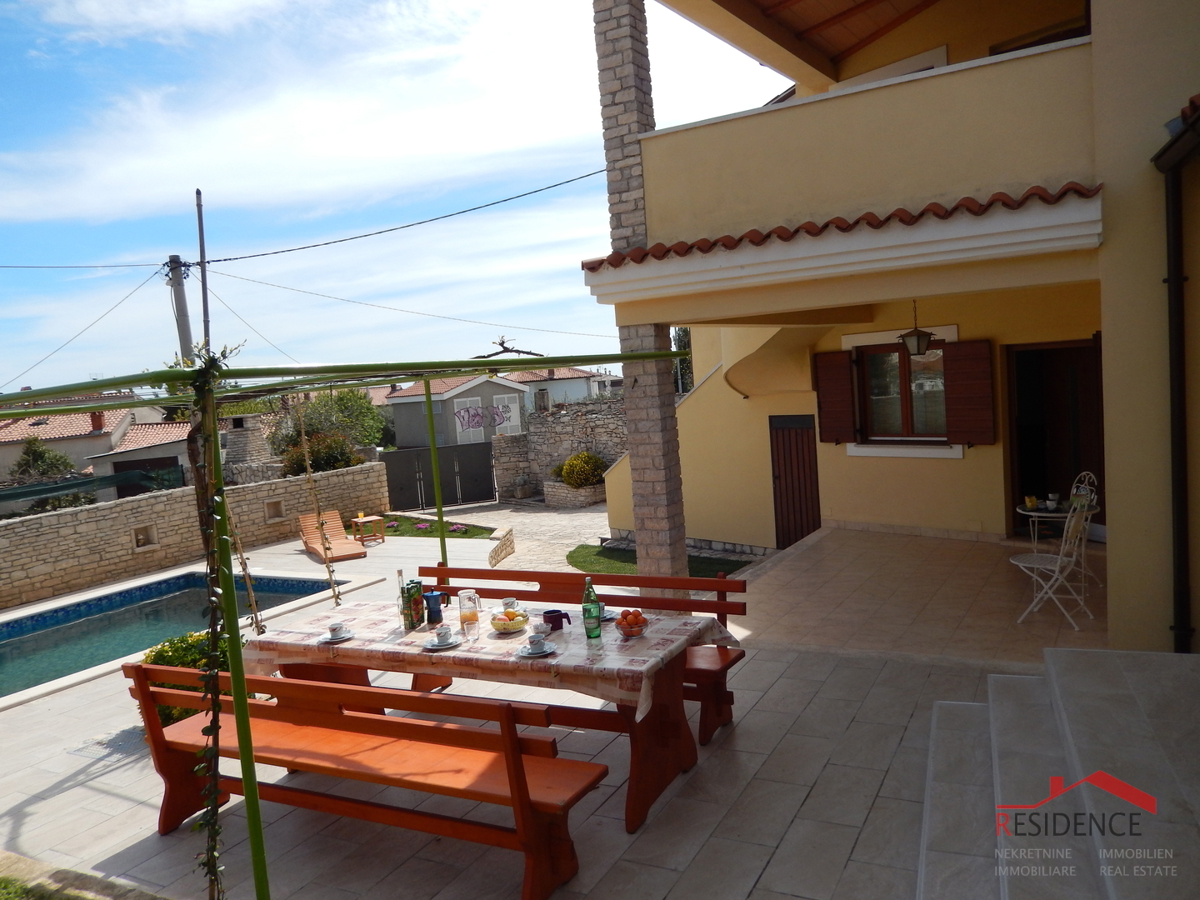 Lepa počitniška hiša z bazenom v Ližnjanu