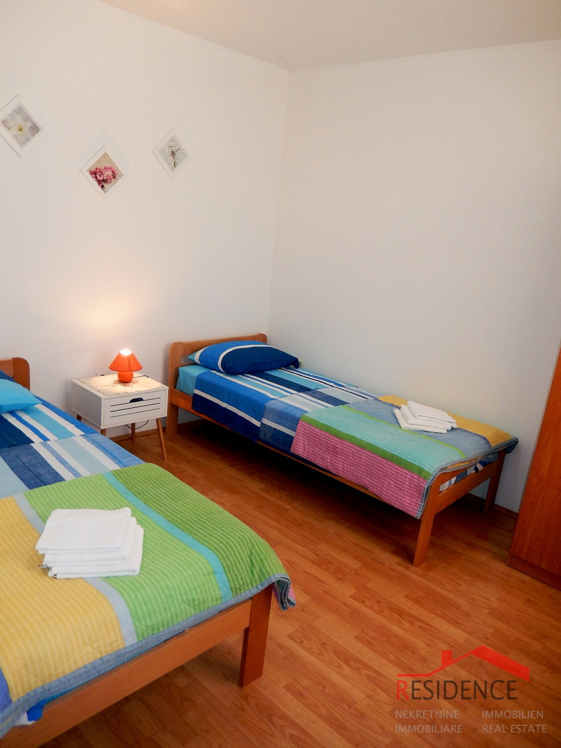 Lepa počitniška hiša z bazenom v Ližnjanu