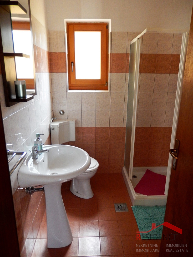 Lepa počitniška hiša z bazenom v Ližnjanu